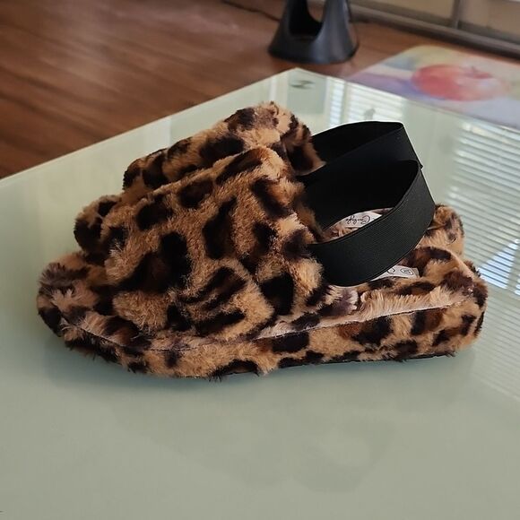 $5 With Any Bundle Of Two Other Items! Jessica Carlyle Fuzzy Sandals - Picture 3 of 5